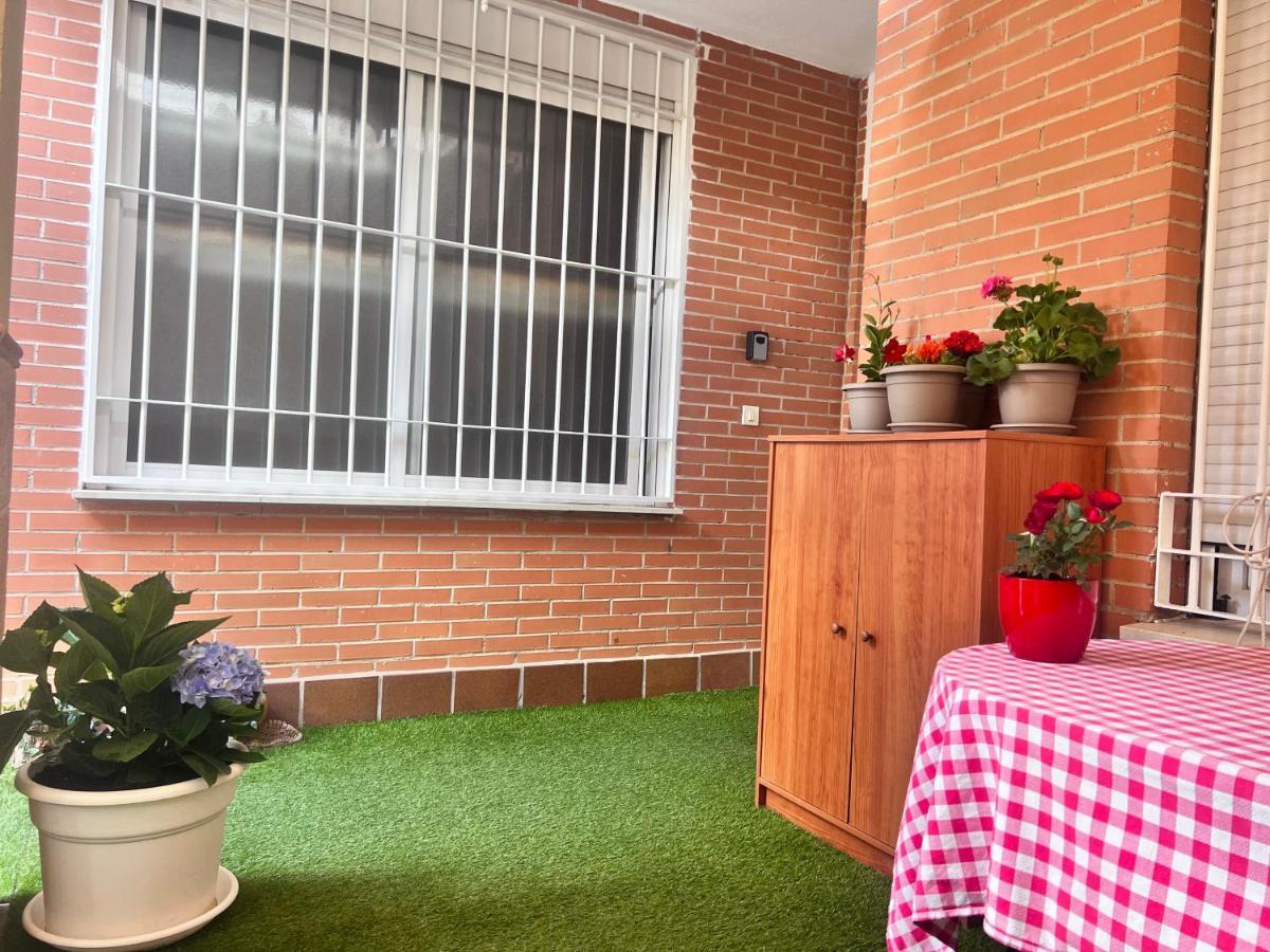 דירות גרנדה Casa Ideal Familias Y Grupos Con Balcones Exterior Soleada Patios Cerca Alhambra, Sierra Nevada, Rio Genil, Lancha Del Genil, Parque Llano Y Reloj Del Sol Con Barbacoas, Campo De Futbol, Circuito Gimnasia מראה חיצוני תמונה